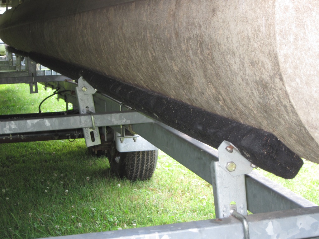 pontoon boat bunk1.jpg
