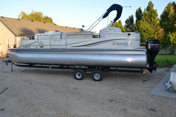 Suncruisr pontoon boat.jpg